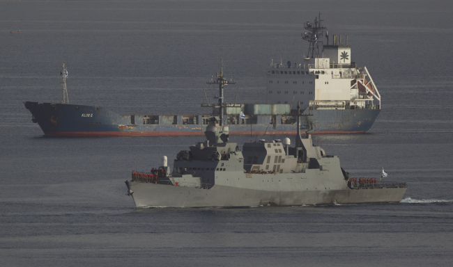 <YONHAP PHOTO-0111> An Israeli naval warship escorts the seized Klos-C cargo ship as it enters the port at the Red Sea resort city of Eilat, southern Israel, Saturday, March 8, 2014. Israeli naval forces raided the ship hundreds of miles from Israel, in the Red Sea on Wednesday and seized dozens of advanced rockets from Iran destined for Palestinian militants in Gaza, according to the Israeli military. The Islamic Jihad, an Iranian-backed militant group in the Gaza Strip, on Friday said it was not involved in a seized missile shipment. (AP Photo/Ariel Schalit)/2014-03-09 04:08:30/ <저작권자 ⓒ 1980-2014 ㈜연합뉴스. 무단 전재 재배포 금지.>
An Israeli naval warship escorts the seized Klos-C cargo ship in Eilat, Israel, Saturday.   AP-Yonhap