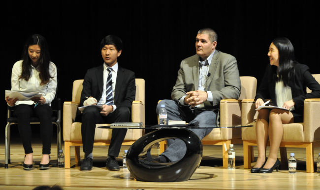 U.S. novelist and Stanford professor Adam Johnson talks about his book “The Orphan Master’s Son” at Chadwick International in Incheon on Thursday. (Chadwick International)