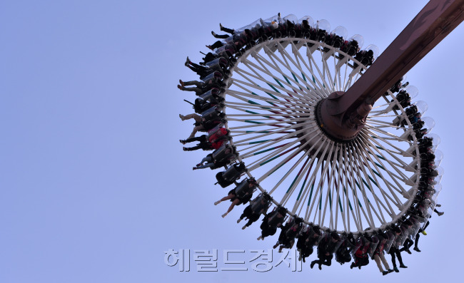 휴일인 9일 오후 포근한 날씨를 보인 가운데 서울 잠실의 한 놀이공원에서 많은 시민들이 놀이기구를 타며 휴일을 즐기고 있다.<br />이상섭 기자 babtong@heraldcorp.com 2014.03.09
휴일인 9일 오후 포근한 날씨를 보인 가운데 서울 잠실의 한 놀이공원에서 많은 시민들이 놀이기구를 타며 휴일을 즐기고 있다.
이상섭 기자 babtong@heraldcorp.com 2014.03.09
휴일인 9일 오후 포근한 날씨를 보인 가운데 서울 잠실의 한 놀이공원에서 많은 시민들이 놀이기구를 타며 휴일을 즐기고 있다.
이상섭 기자 babtong@heraldcorp.com 2014.03.09