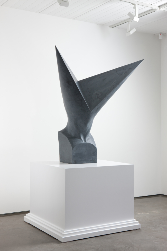 젊은 조각가 김인배(36)의 개인전.
겐다로크, FRP, 130×75×138(h)㎝, 2013.[사진제공=아라리오갤러리]