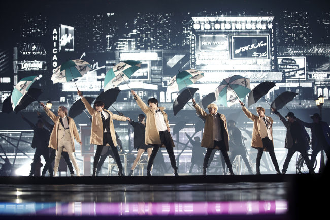 SHINee performs during its “SHINee World III” Seoul concert at the Olympic Park’s Gymnastics Stadium on Sunday.    SM Entertainment