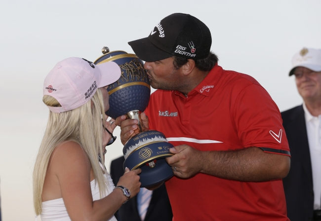 <YONHAP PHOTO-0414> Patrick Reed and his wife Justine kiss The Gene Sarazen trophy after Reed won the Cadillac Championship golf tournament Sunday, March 9, 2014, in Doral, Fla. (AP Photo/Wilfredo Lee)/2014-03-10 09:27:36/ <저작권자 ⓒ 1980-2014 ㈜연합뉴스. 무단 전재 재배포 금지.>
Patrick Reed and his wife kiss the winner’s trophy on Sunday.   AP-Yonhap