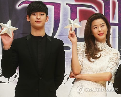 김수현(좌부터/탤런트/영화배우),전지현(왕지현/영화배우)
With the hit Korean drama “My Love from the Star” sweeping China, its government is keeping a wary eye on the frenzy the drama has created in the nation.