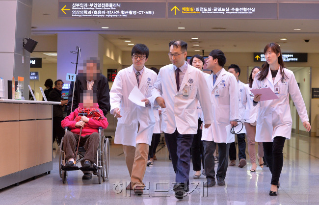 10일 오전 의료계가 총파업을 강행한 가운데 소위 빅5라고 불리우는 상급종합병원중 유일하게 전공의가 총파업에 참여한 신촌 연세대학교 세브란스병원은 평상시와 다름없이 진료가 이루어 지고 있다.<br />이상섭 기자. babtong@heraldcorp.com 2014.03.10
10일 오전 의료계가 파업을 강행한 가운데 이른바 ‘빅5’로 불리는 상급 종합병원 중 유일하게 전공의가 파업에 참여한 신촌 연세대 세브란스병원에서 평상시와 다름없이 진료가 이뤄지고 있다.  이상섭 기자/babtong@heraldcorp.com
