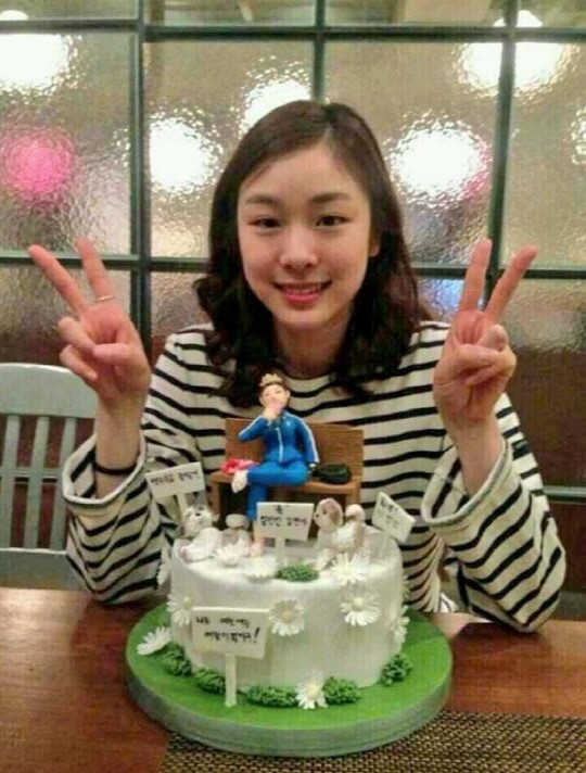 김연아(스케이트선수)
‘피겨여왕’ 김연아가 팬들에게 ‘백수 기념’(?) 케이크 선물을 받아 화제다.