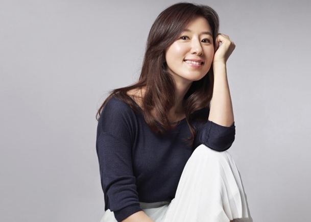 김희애(탤런트/영화배우)
정우와 김윤석, 한효주와 김희애가 각각 남녀 주인공을 맡아 동일 인물의 20년 전-후를 연기한다. 영화 ‘쎄시봉’에서다. 영화 투자배급사 CJ엔터테인먼트는 김윤석, 정우, 한효주, 김희애 등 4명의 주연배우를 확정한 영화 ‘쎄시봉’의 제작계획을 10일 밝혔다.