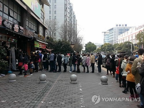 상하이 한인타운의 한 한국식당에서 줄 서서 기다리는 손님들 (연합)