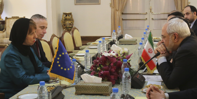 European Union’s foreign policy chief Catherine Ashton (left) speaks with Iranian Foreign Minister Mohammad Javad Zarif in their meeting in Tehran on Sunday.   AP-Yonhap
