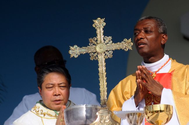 New Hatian Cardinal Chibly Langlois (right) presides a Thanksgiving Mass in Sylvio Cator Stadium to mark the first anniversary of the election of Pope Francis in Port-au-Prince on Sunday.   AFP-Yonhap