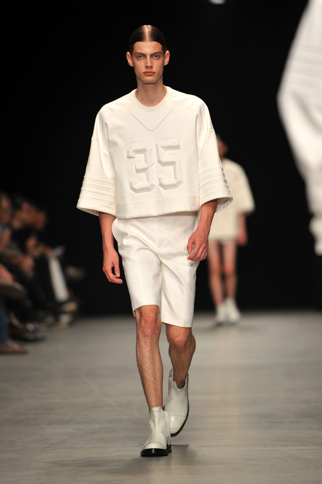 준지 2014 SS 파리컬렉션 스웨트 셔츠 착용 이미지 [사진제공=삼성에버랜드패션부문]