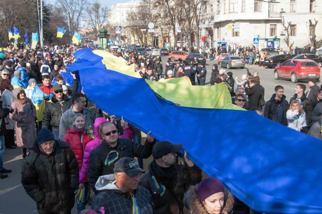 Pro-Ukrainian demonstrators carry a giant Ukrainian flag during a rally in Kharkiv, northeastern Ukraine, Sunday.   AP-Yonhap