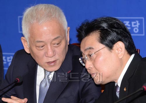 김한길(좌부터/국회의원/민주당당대표),전병헌(국회의원/정당인/민주당국회의원원내대표)
김한길민주당대표가 10일 오전 서울 여의도 국회에서 열린 최고위원회의를 주재하기 위해 전병헌 원내대표를 비롯한 최고위원들과 함께 회의장에 들어서고 있다.김한길대표는 이날회의에서 ‘유우성씨 간첩 의혹 사건’에 대한 국정원의 증거조작 논란에 대해 “박근혜 대통령이 직접 나서서 진상규명과 책임자 엄벌, 재발 방지를 위한 개혁 방안을 내놓아야 한다”고 밝혔다.
