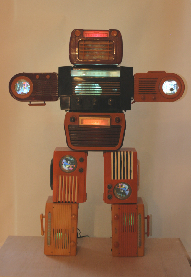 백남준 作, Bakelite Robot, 원 채널 비디오, 1200×921×197㎜, 2002