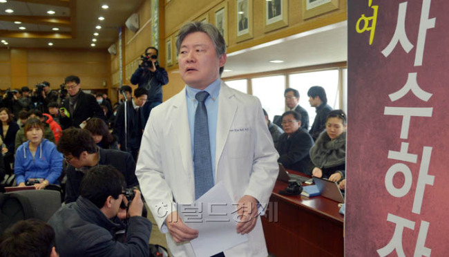 노환규(의료인/대한의사협회회장)
대한의사협회가 원격의료 도입과 의료영리화 정책에 반발해 집단휴진에 들어간 10일 노환규 의사협회장이 서울 용산구 대한의사협회에서 기자회견을 하러 입장하고 있다.