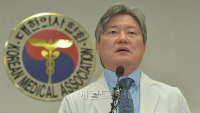 노환규(의료인/대한의사협회회장)
대한의사협회가 원격의료 도입과 의료영리화 정책에 반발해 집단휴진에 들어간 10일 노환규 의사협회장이 서울 용산구 대한의사협회에서 기자회견을 하고 있다.