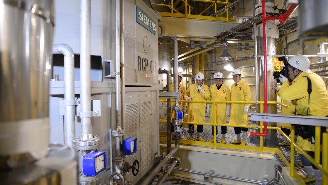 Trade, Industry and Energy Minister Yoon Sang-jick (second from left) conducts an on-site safety check at the 2nd unit of the Shin-Wolseong nuclear power plant in Gyeongju, North Gyeongsang Province, Monday. The event was held during a comprehensive seasonal safety check on the nation’s key energy-related facilities nationwide.   Park Hae-mook/The Korea Herald