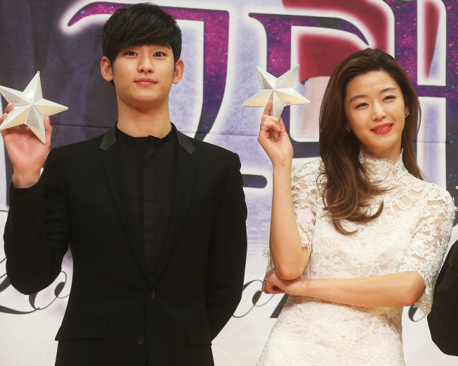 김수현(좌부터/탤런트/영화배우),전지현(왕지현/영화배우)
In China, Korean TV drama “My Love from the Star” seems to have stirred up a syndrome that stands strong even amid a series of national tragedies ― a terrorist attack that left 33 people dead and a flight gone missing with another 152 of its nationals aboard.
Kim Soo-hyun (left) and Jun Ji-hyun are protagonists of the recently-ended TV drama “My Love from the Star.” Yonhap News