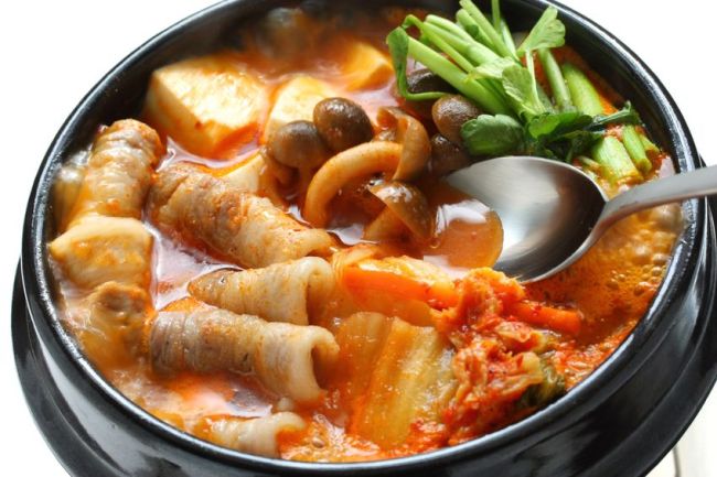 직장인이 점심값으로 평균 6천488원을 쓴다는 조사 결과가 나왔다.
취업포털 잡코리아는 1∼7일 직장인 962명을 대상으로 설문조사한 결과 이같이 집계됐다고 10일 밝혔다.
2009년 조사 때 평균 점심값이 5천193원이던 것과 비교하면 24.9% 증가한 수치다. 이후 2010년 5천372원, 2011년 5천551원, 2012년 6천7원, 2013년 6천219원으로 꾸준히 늘어났다.