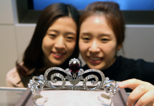 현대백화점 무역센터점은 10일 프랑스 왕실 주얼리 브랜드 ‘쇼메(CHAUMET)’의 ‘하이주얼리 로돌라이트 가넷 티아라’를 단독으로 전시 판매한다.
이 티아라는 다이아몬드 총 432개(38.8캐럿 상당)와 24.4캐럿짜리 가넷 등이 장식돼 있다. 또 193개(8.3캐럿 상당)의 다이아가 장식돼 있는 ‘조세핀 아그레뜨 티아라’도 함께 선보인다.