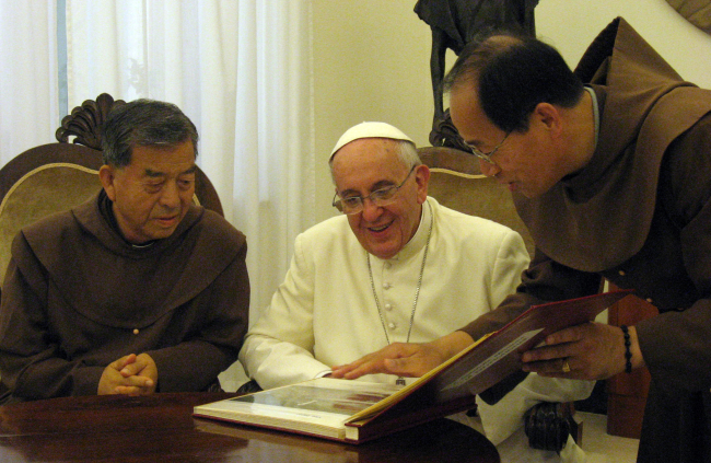 Pope Francis meets Korean Catholic priests in the Vatican City in August last year.  Yonhap
