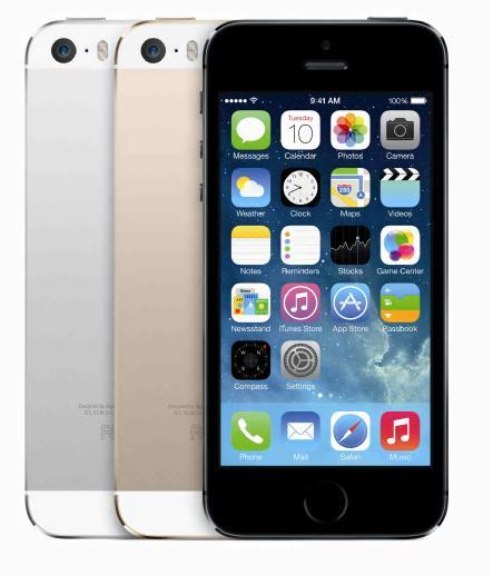 iOS 7.1이 정식 업데이트 됐다.
블룸버그 통신은 10일(현지시간) 애플이 최신 운영체제(OS) ‘iOS 7.1’ 정식 업데이트를 배포했다고 보도했다.
이번 iOS7.1 정식 버전은 카플레이(CarPlay)와 시리(Siri), 아이튠즈 라디오, 캘린더 등의 기능 개선이 이뤄졌다. 카플레이는 자동차 안에서 운전자가 자동차 안에서 자유롭게 아이폰을 이용할 수 있는 서비스다. 자동차에 아이폰 5·5S·5C를 연결해 손을 사용하지 않고 음석인식 비서 ‘시리’를 이용해 전화번호부 검색과 전화 걸기, 문자메시지를 확인할 수 있다.
이 기능은 현재 페라리와 메르세데스-벤츠·볼보 등의 일부 차종에 한해 적용되고 있다. 그러나 현대·기아자동차를 비롯해 혼다와 BMW, 포드 등의 신차에도 올해 안에 이 기능이 적용될 것으로 예상된다.