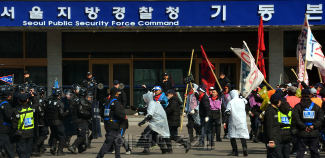 봄철 각종 많은 집회 시위가 발생하고 있는 가운데 서울 중구 신당동 서울지방경찰청 기동본부에서 경찰들이 집회상황을 설정하고 진압훈련하는 모습이 이색적이다.<br />김명섭 기자 msiron@heraldcorp.com
봄철 각종 많은 집회 시위가 발생하고 있는 가운데 서울 중구 신당동 서울지방경찰청 기동본부에서 경찰들이 집회상황을 설정하고 진압훈련하는 모습이 이색적이다.
김명섭 기자 msiron@heraldcorp.com
봄철 각종 많은 집회 시위가 발생하고 있는 가운데 서울 중구 신당동 서울지방경찰청 기동본부에서 경찰들이 집회상황을 설정하고 진압훈련하는 모습이 이색적이다.
김명섭 기자 msiron@heraldcorp.com