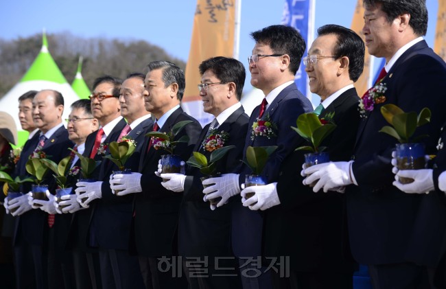 윤상직 산업부장관(오른쪽 네번째)이 10일 오후 한국수력원자력 경주 본사 신축현장을 방문해 기공식 행사에 참석하고 있다. 윤장관은 이에 앞서 중저준위 방사성 폐기물 처분시설 건설현장과 신월성 원전2호기를 찾아 안전관리 실태점검을 했다. 이번 점검은  후쿠시마 사고 3주기와 해빙기 재난안전 대책기간(2.15∼3.31)을 맞아 주요시설인 원전의 안전관리 실태점검의 일환으로 실시됐다. 경주=박해묵 기자/mook@heraldcorp.com
윤상직 산업부장관(오른쪽 네번째)이 10일 오후 한국수력원자력 경주 본사 신축현장을 방문해 기공식 행사에 참석하고 있다. 윤장관은 이에 앞서 중저준위 방사성 폐기물 처분시설 건설현장과 신월성 원전2호기를 찾아 안전관리 실태점검을 했다. 이번 점검은  후쿠시마 사고 3주기와 해빙기 재난안전 대책기간(2.15∼3.31)을 맞아 주요시설인 원전의 안전관리 실태점검의 일환으로 실시됐다. 경주=박해묵 기자/mook@heraldcorp.com
윤상직 산업부장관(오른쪽 네번째)이 10일 오후 한국수력원자력 경주 본사 신축현장을 방문해 기공식 행사에 참석하고 있다. 윤장관은 이에 앞서 중저준위 방사성 폐기물 처분시설 건설현장과 신월성 원전2호기를 찾아 안전관리 실태점검을 했다. 이번 점검은  후쿠시마 사고 3주기와 해빙기 재난안전 대책기간(2.15∼3.31)을 맞아 주요시설인 원전의 안전관리 실태점검의 일환으로 실시됐다. 경주=박해묵 기자/mook@heraldcorp.com
경주의 랜드마크로 탄생될 한국수력원자력(한수원) 본사 사옥 기공식이 지난 10일 경주시 양북면 장항리에서 열렸다.
이날 기공식에는 윤상직 산업통상자원부 장관, 조석 한수원 사장, 김관용 경북도지사, 최양식 경주시장, 정수성 국회의원, 정석호 경주시의회의장 등을 비롯해 지역 인사와 시민 2000여명이 참석 했다.
조석 한수원 사장은 기념사에서 “신라 천년의 찬란했던 역사와 문화가 깃들고 토함산의 푸른 정기가 흐르는 장항리가 국가 에너지산업의 기둥이 될 한수원의 새 시대를 여는 터전이 될 것”이라며 “한수원은 경주의 기업으로 지역사회에 책임을 다해 지역 발전에 기여하겠다”고 말했다.
윤상직 장관은 치사를 통해 “지역사회의 이해와 협조하에 경주시와 한수원이 함께 성장하고 발전할 수 있기를 기대한다”고 말했다.
김관용 지사는 “지역 발전을 기대하는 시민의 기대에 부응하는 경주의 기업 한수원이 돼줄 것을 당부한다”고 축하했으며, 최양식 시장도 “오늘 기공식이 본격적인 한수원 본사의 경주시대를 여는 뜻 깊은 행사로 지역 발전을 염원하는 경주시민 모두와 함께 환영한다”고 밝혔다.
한수원 본사 사옥은 부지 15만7142㎡, 건축 연면적 7만2598㎡, 지하 1층~지상 12층 규모로 두산건설이 시공해 2015년 말 준공될 계획이다.  박해묵 기자/mook@