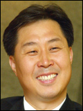 안용찬(기업인/애경그룹부회장/제주항공경영총괄대표이사부회장)
애경산업, 제주항공 등이 속해있는 애경그룹 생활항공부문의 안용찬 부회장이 미국 펜실베이니아대학교(University of Pennsylvania, 유펜) 한국총동창회장으로 선임됐다.