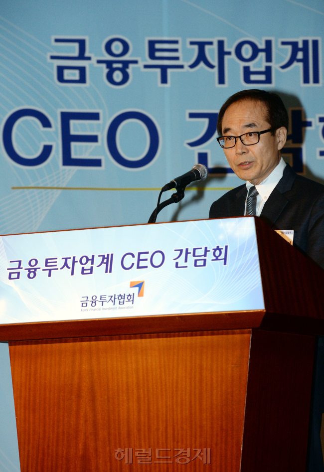 11일 오전 서울 여의도 63빌딩에서 금융투자협회 주최로 열린 금융투자협회 CEO 간담회에서 김준경 한국개발연구원(KDI) 원장이 '한국 경제의 전망과 정책과제'라는 주제로 강연을 하고 있다./ 안훈 기자 rosedale@ 2014.03.11
11일 오전 서울 여의도 63빌딩에서 금융투자협회 주최로 열린 금융투자협회 CEO 간담회에서 김준경 한국개발연구원(KDI) 원장이 '한국 경제의 전망과 정책과제'라는 주제로 강연을 하고 있다./ 안훈 기자 rosedale@ 2014.03.11