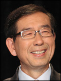 박원순(서울시장/변호사/서울특별시시장)
박원순<사진> 서울시장은 ‘연봉 1만원만 받는 서울시장이 되겠다’는 정몽준 새누리당 의원의 발언에 대해 “어떻게 나와 동급으로 보느냐”고 말했다.
