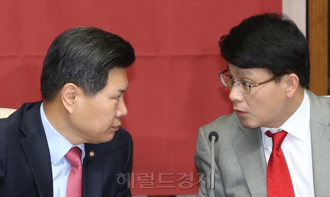 홍문종새누리당사무총장(왼쪽)이 11일 오전 서울 여의도 국회에서 열린 원내대책회의에 참석해 윤상현원내수석부대표와 이야기를 나누고 있다.이길동기자.gdlee@-2014.03.11.
홍문종 새누리당 사무총장(왼쪽)이 11일 오전 서울 여의도 국회에서 열린 원내대책회의에 참석해 윤상현 원내수석부대표와 이야기를 나누고 있다. 최경환 원내대표는 칠레 대통령 취임식 경축 특사로 파견되면서 회의에 참석하지 않았다.  이길동 기자/gdlee@