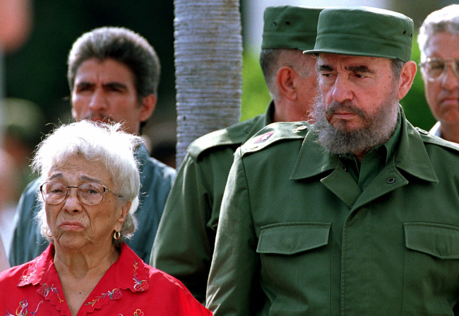 Fidel Castro (right) stands with Melba Hernandez on May 8, 1999.   AP-Yonhap