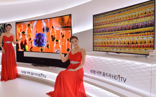 11일 오전 서울 서초구 우면동에 위치한 LG전자 서초 R&D캠퍼스에서 LG전자 곡면 UHD TV 신제품 발표회가 열렸다. LG전자는 올해 2014년형 TV 신제품을 25개 시리즈 68개 모델을  출시할 계획이다. <br />이상섭 기자. babtong@heraldcorp.com 2014.03.11
11일 오전 서울 서초구 우면동에 위치한 LG전자 서초 R&D캠퍼스에서 LG전자 곡면 UHD TV 신제품 발표회가 열렸다. LG전자는 올해 2014년형 TV 신제품을 25개 시리즈 68개 모델을  출시할 계획이다.
이상섭 기자. babtong@heraldcorp.com 2014.03.11
LG전자는 11일 서울 양재동 서초R＆D캠퍼스에서 ‘2014년형 TV 신제품 발표회’를 개최했다. 지난해 3개 시리즈 5개 모델이던 울트라HD TV 라인업을 7개 시리즈 16개 모델로 대폭 확대했고 105, 98, 84, 79, 77, 65, 60, 55, 49인치로 다양해졌다. 49인치는 200만원대, 55인치는 300만원대에 예약 판매할 예정이다.