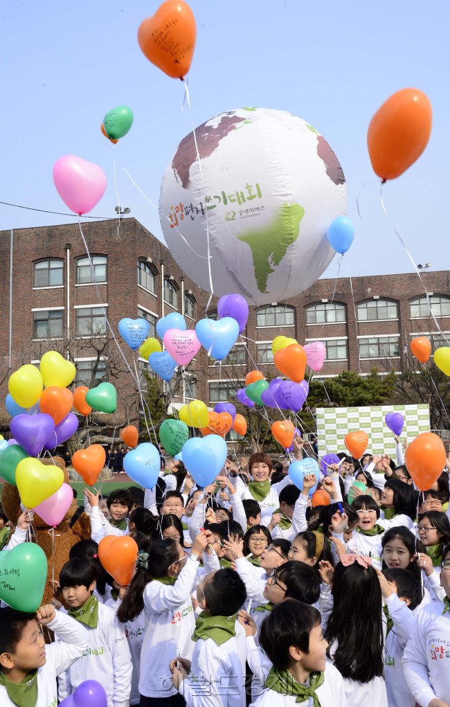 굿네이버스가 11일 오전 서울 종로구 서울대학교사범대학교 부설 초등학교 운동장에서 초등학교 150여명과 함께 '제6회 굿네이버스 희망편지쓰기대회' 발대식을 가지고 초대형 지구본과 형형색색 풍선에 지구촌 빈곤아동을 응원하는 희망편지를 적은 뒤 하늘로 날리고 있다. 박해묵 기자/mook@heraldcorp.com
굿네이버스가 11일 오전 서울 종로구 서울대학교사범대학교 부설 초등학교 운동장에서 초등학교 150여명과 함께 '제6회 굿네이버스 희망편지쓰기대회' 발대식을 가지고 초대형 지구본과 형형색색 풍선에 지구촌 빈곤아동을 응원하는 희망편지를 적은 뒤 하늘로 날리고 있다. 박해묵 기자/mook@heraldcorp.com
굿네이버스가 11일 오전 서울 종로구 서울대학교사범대학교 부설 초등학교 운동장에서 초등학교 150여명과 함께 '제6회 굿네이버스 희망편지쓰기대회' 발대식을 가지고 초대형 지구본과 형형색색 풍선에 지구촌 빈곤아동을 응원하는 희망편지를 적은 뒤 하늘로 날리고 있다. 박해묵 기자/mook@heraldcorp.com
굿네이버스가 11일 오전 서울 종로구 서울대학교사범대학교 부설 초등학교 운동장에서 초등학교 150여명과 함께 '제6회 굿네이버스 희망편지쓰기대회' 발대식을 가지고 초대형 지구본과 형형색색 풍선에 지구촌 빈곤아동을 응원하는 희망편지를 적은 뒤 하늘로 날리고 있다. 박해묵 기자/mook@heraldcorp.com