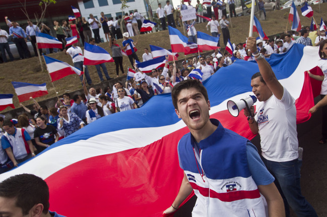 Supporters of Norman Quijano, presidential candidate for the Nationalist Republican Alliance, protest alleged electoral fraud in front of the Attorney General’s office in San Salvador on Monday.   AP-Yonhap