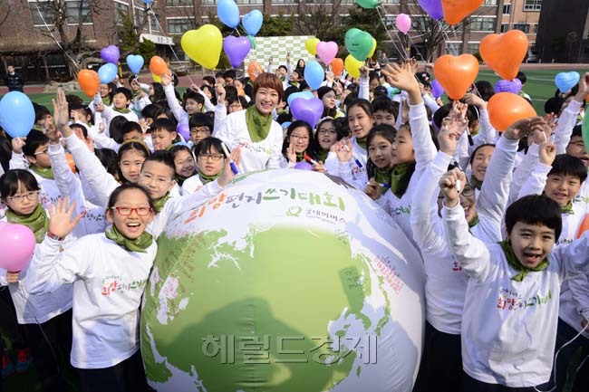 굿네이버스가 11일 오전 서울 종로구 서울대학교사범대학교 부설 초등학교 운동장에서 초등학교 150여명과 함께 ‘제6회 굿네이버스 희망편지쓰기대회’ 발대식을 가지고 초대형 지구본과 형형색색 풍선에 지구촌 빈곤아동을 응원하는 희망편지를 적은 뒤 하늘로 날리고 있다.