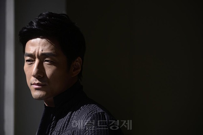 지진희(탤런트/영화배우)
배우 지진희(42·사진)는 40세가 되서야 암벽 클라이밍을 시작했다. 40대에 뭘 해 볼까 하다가 영화 ‘미션임파서블2’에서 톰 크루즈가 맨몸으로 산꼭대기를 올라가는 모습을 보고 내린 결정이다.