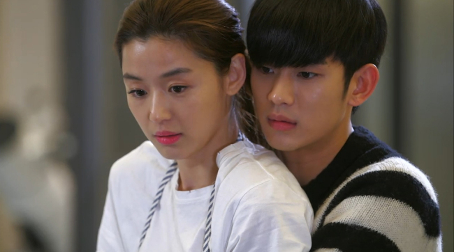 전지현(좌부터/왕지현/영화배우),김수현(탤런트/영화배우)
요즘 중국에서의 한류 바람이 거세다. ‘별에서 온 그대’의 열풍에 힘입어 김수현이 중국에서 귀한 대접을 받고 있고 이민호, 박해진 등의 인기도 높다. 일본 시장이 위축되고 있는 상태에서 중국 시장에서의 한류 재점화는 매력적이기는 하다. 하지만 중국은 생각처럼 만만한 시장이 아니다.