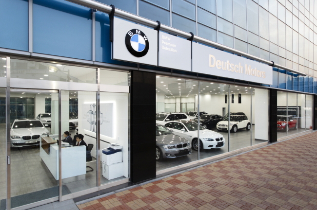 BMW 그룹 코리아가 공식 딜러인 도이치모터스가 서울 가양동에 새로운 BMW 프리미엄 셀렉션을 개장했다고 11일 밝혔다.
BMW는 지난 2005년부터 신개념 중고차 서비스인 BMW 프리미엄 셀렉션을 운영하고 있다. 이를 통해 무사고 5년, 주행거리 10만㎞ 이하의 BMW와 MINI를 기술점검을 통해 최고 수준의 품질로 고객에게 판매하고 있다. 이와 함께 BMW는 중고차 구매 고객에게 12개월 추가 무상보증과 긴급출동서비스, 할부금융 프로그램 등의 다양한 혜택을 제공하고 있다.