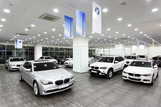 BMW 그룹 코리아가 공식 딜러인 도이치모터스가 서울 가양동에 새로운 BMW 프리미엄 셀렉션을 개장했다고 11일 밝혔다.
BMW는 지난 2005년부터 신개념 중고차 서비스인 BMW 프리미엄 셀렉션을 운영하고 있다. 이를 통해 무사고 5년, 주행거리 10만㎞ 이하의 BMW와 MINI를 기술점검을 통해 최고 수준의 품질로 고객에게 판매하고 있다. 이와 함께 BMW는 중고차 구매 고객에게 12개월 추가 무상보증과 긴급출동서비스, 할부금융 프로그램 등의 다양한 혜택을 제공하고 있다.