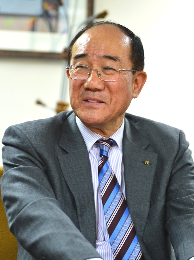 이덕훈(금융인/한국수출입은행은행장)
The new CEO of the state-run Export-Import Bank of Korea has at last managed to get through the front doors of his office to take up his disputed post.
Lee Duk-hoon, newly appointed CEO of Korea Export-Import Bank.   Korea Exim Bank