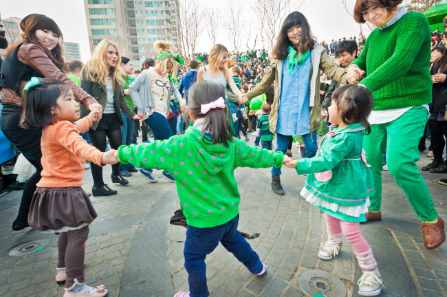 People join in the Irish Association of Korea’s St. Patrick’s Day festival at D Cube City in Seoul last year.   Tom Coyner