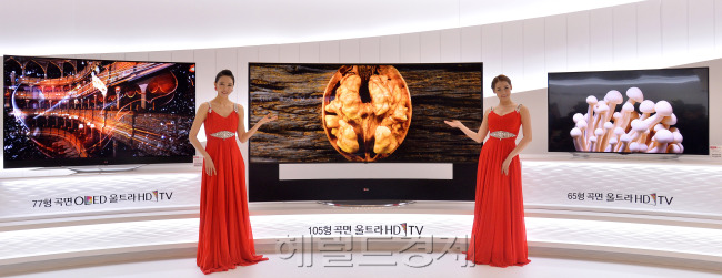 11일 오전 서울 서초구 우면동에 위치한 LG전자 서초 R&D캠퍼스에서 LG전자 곡면 울트라 HD TV 신제품 발표회가 열렸다. LG전자는 올해 2014년형 TV 신제품을 25개 시리즈 68개 모델을 출시할 계획이다.