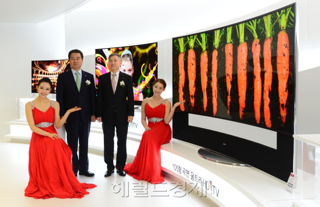 2014 LG TV 신제품 발표회가 11일 오전 서초구 LG전자 서초 R&D 캠퍼스에서 열렸다. 홈엔터테인먼트 사업본부장 하현회 사장(오른쪽)과 최상규 한국영업본부장(왼쪽)이 울트라 HD TV 등 2014년형 TV 신제품을 소개하고 있다.