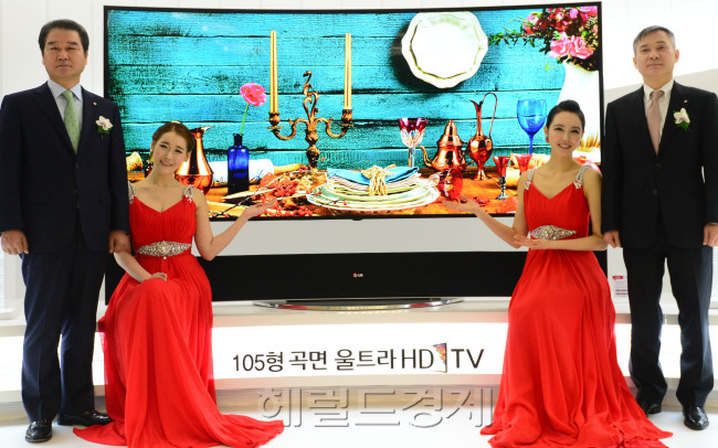 2014 LG TV 신제품 발표회가 11일 오전 서초구 LG전자 서초 R&D 캠퍼스에서 열렸다. 홈엔터테인먼트 사업본부장 하현회 사장(오른쪽)과 최상규 한국영업본부장(왼쪽)이 울트라 HD TV 등 2014년형 TV 신제품을 소개하고 있다.