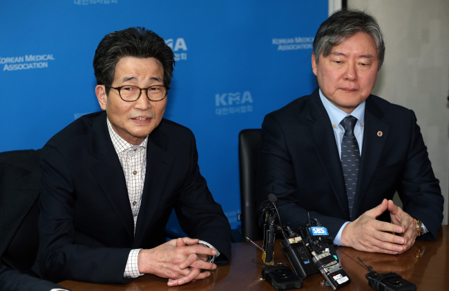 Democratic Party Rep. Rhee Mok-hee (left) speaks at a meeting with Korean Medical Association president Roh Hwan-kyu at the KMA headquarters in Seoul on Tuesday.   Yonhap