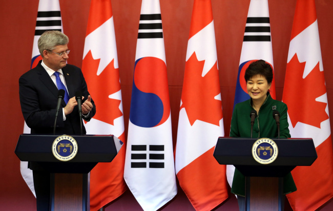 President Park Geun-hye speaks at a news conference after her summit with Canadian Prime Minister Stephen Harper at Cheong Wa Dae on Tuesday.   Park Hyun-koo/The Korea Herald