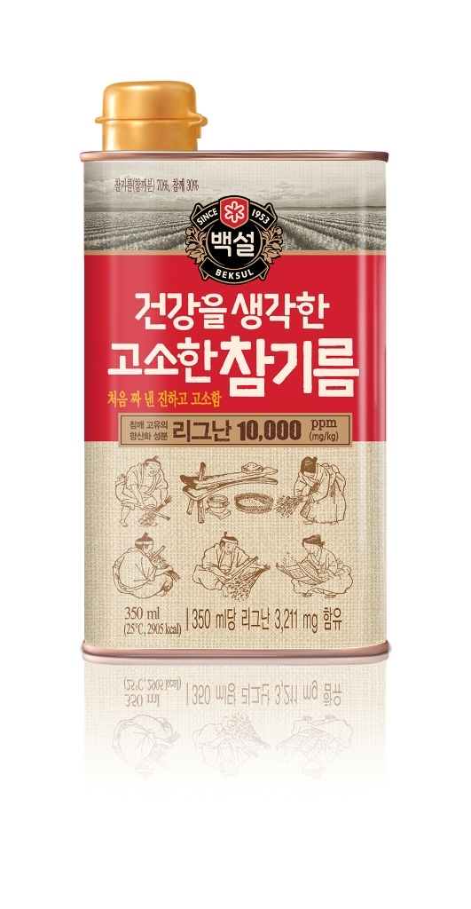 CJ제일제당이 참깨 고유의 항산화 성분인 리그난을 강화한 ‘건강을 생각한 고소한 참기름’을 출시하며 1000억원 규모의 참기름 시장 공략에 속도를 내고 있다.
CJ제일제당이 야심 차게 준비한 ‘건강을 생각한 고소한 참기름’은 차별화된 연구개발(R&D) 역량을 바탕으로 건강에 좋다고 알려진 리그난 성분을 1만ppm 함유했다. 이는 CJ제일제당의 기존 참기름 대비 배로 현재 시중에서 판매되는 제품 중 가장 많다. 참깨 고유의 황금빛을 살렸고, 참기름의 본연의 고소함과 향도 한층 더 높인 것이 특징이다.