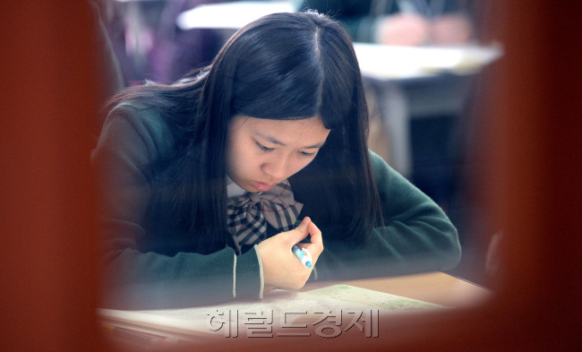 전국 고등학생(1-3학년) 132만명이 응시하는 전국연합학력평가가 올들어 실시되는 12일 오전 서울 종로구 배화여고 3학년 학생들이 긴장감 속에 시험을 치르고 있다./안훈 기자 rosedale@ 2014.03.12
전국 고등학생(1-3학년) 132만명이 응시하는 전국연합학력평가가 올들어 실시되는 12일 오전 서울 종로구 배화여고 3학년 학생들이 긴장감 속에 시험을 치르고 있다./안훈 기자 rosedale@ 2014.03.12