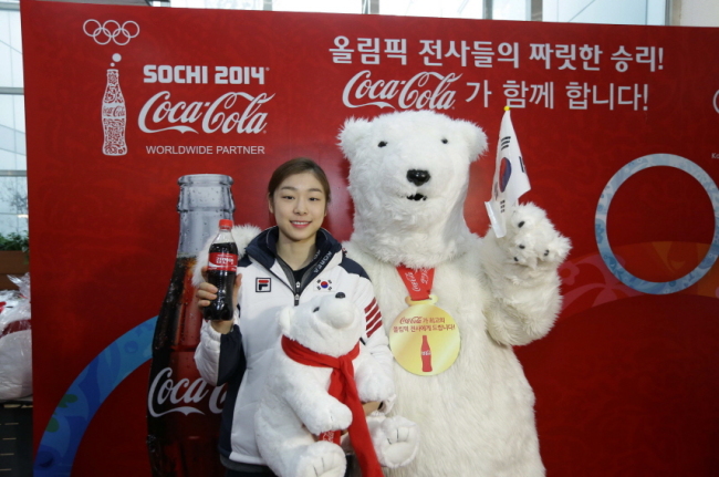 김연아(스케이트선수)
2014 소치 동계올림픽 피겨스케이팅 은메달리스트 김연아(24)와 여자 스피드스케이팅 500m서 2연패를 일군 이상화(25)가 12일 서울 중구 웨스틴조선에서 열린 제19회 ‘코카콜라 체육대상’에서 최우수상을 공동 수상했다. ‘코카콜라 체육대상’은 아마추어 스포츠 육성과 한국 스포츠 발전을 위해 1995년 제정된 아마추어 스포츠 시상식이다.